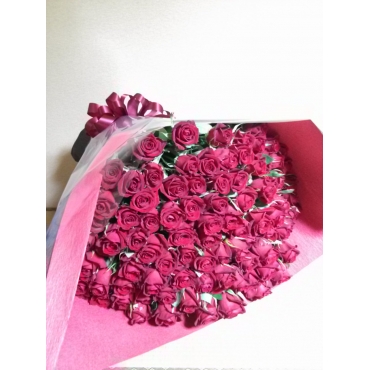 感動の赤バラ１００本　花束 900180